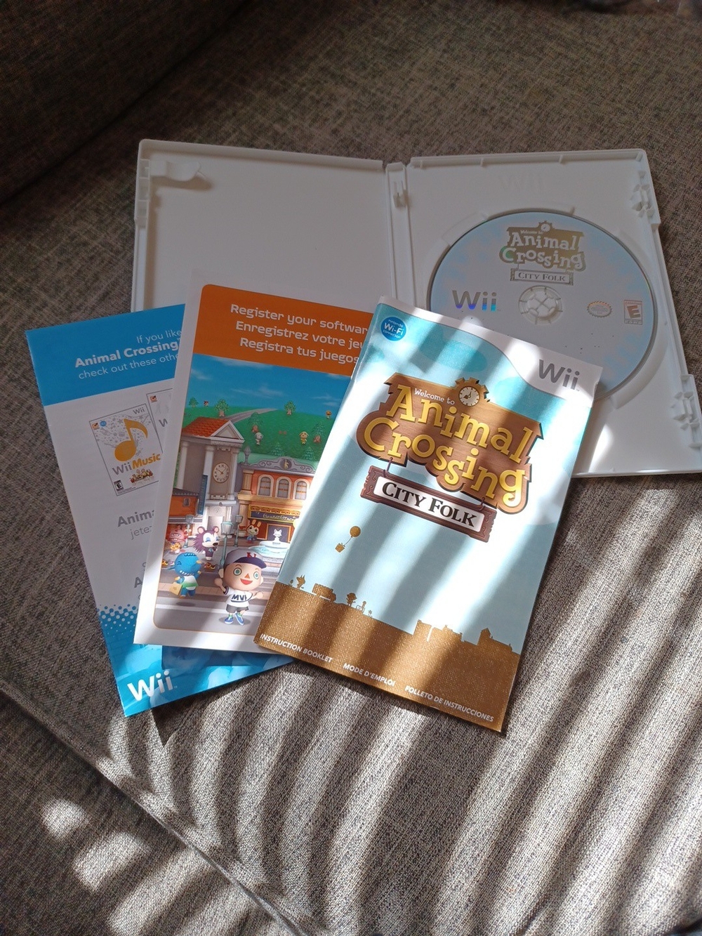 Nintendo Animal Crossing: City Folk - White Wii Game & Accessories - Picture 3 of 5